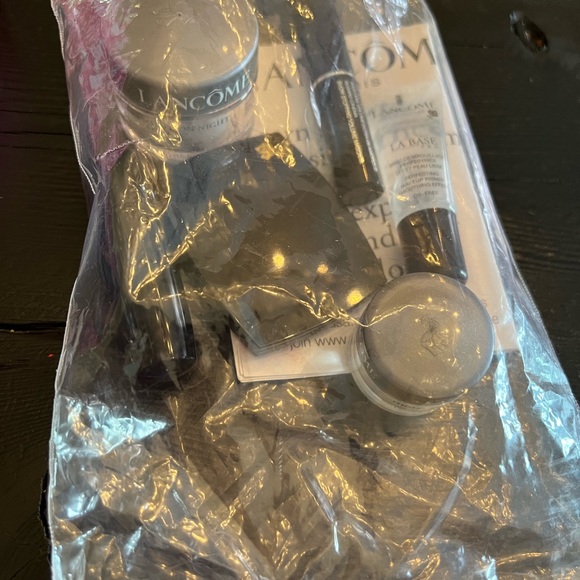 Lancôme makeup bag with products - Picture 12 of 13